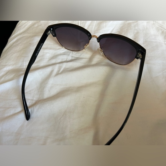 Sunglasses with beautiful gold detailing - Picture 6 of 6